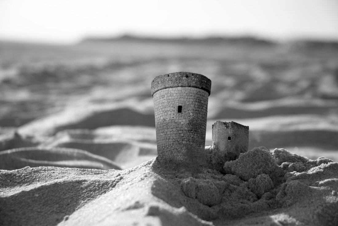 BAJO EL MISMO TECHO: CASTILLOS DE ARENA