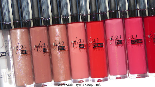Pupa - Miss Pupa Gloss. Da sinistra verso destra i lucidalabbra nelle colorazioni: 100 Crystal Glass, 102 Sexy Skin, 105 Majestic Nude, 200 Juicy Glaze, 201 Tender Apricot, 204 Timeless Coral, 302 Ingenious Pink, 303 Extreme Fuchsia, 305 Essential Red.