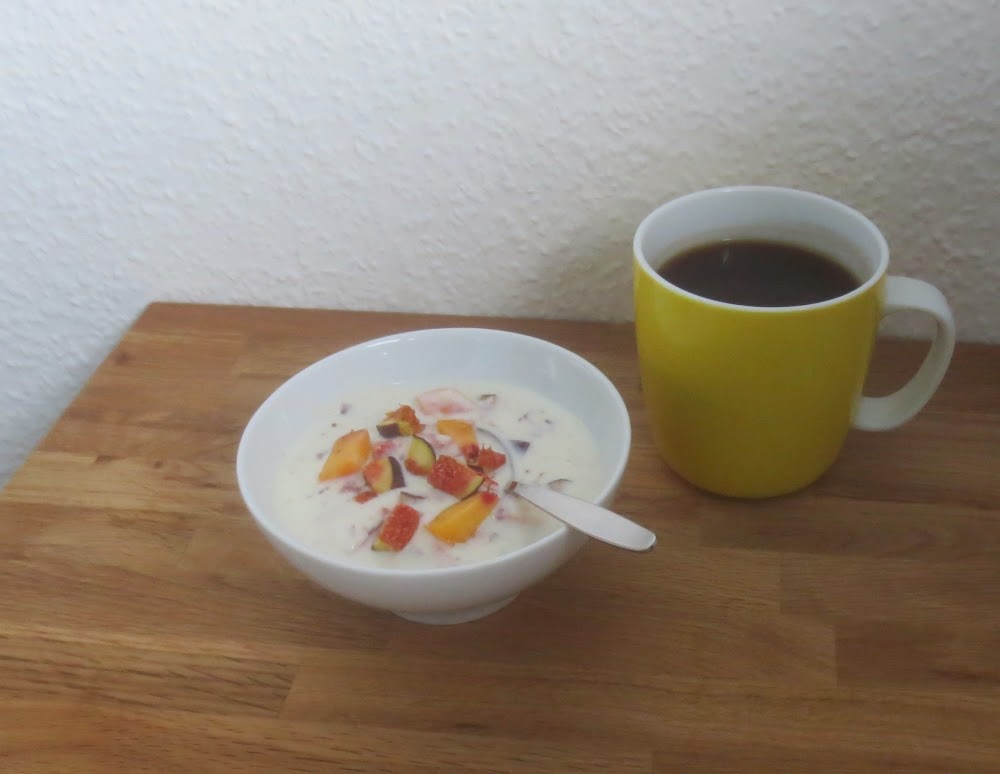 (Soja-)Joghurt mit Obst und Crunch - veganes Frühstück