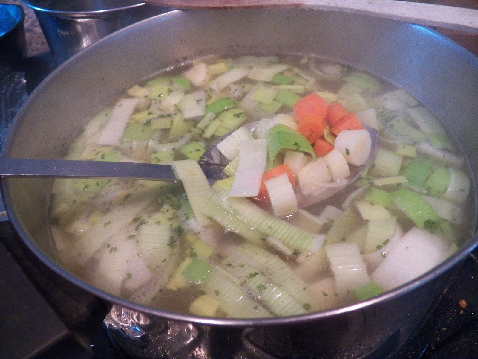 Klassisk klar suppe med melboller og grøntsager (Clear soup with