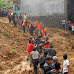 Aparat Gabungan Bantu Bersihkan Puing-puing Rumah Korban Banjir