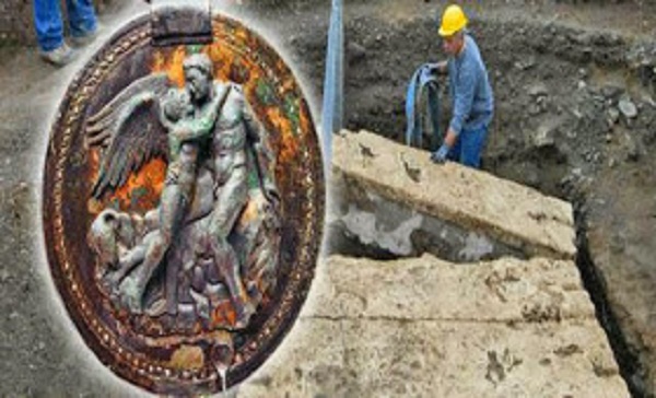 Βεργίνα: Βρήκαν τον αρχαίο καθρέφτη του Έρωτα