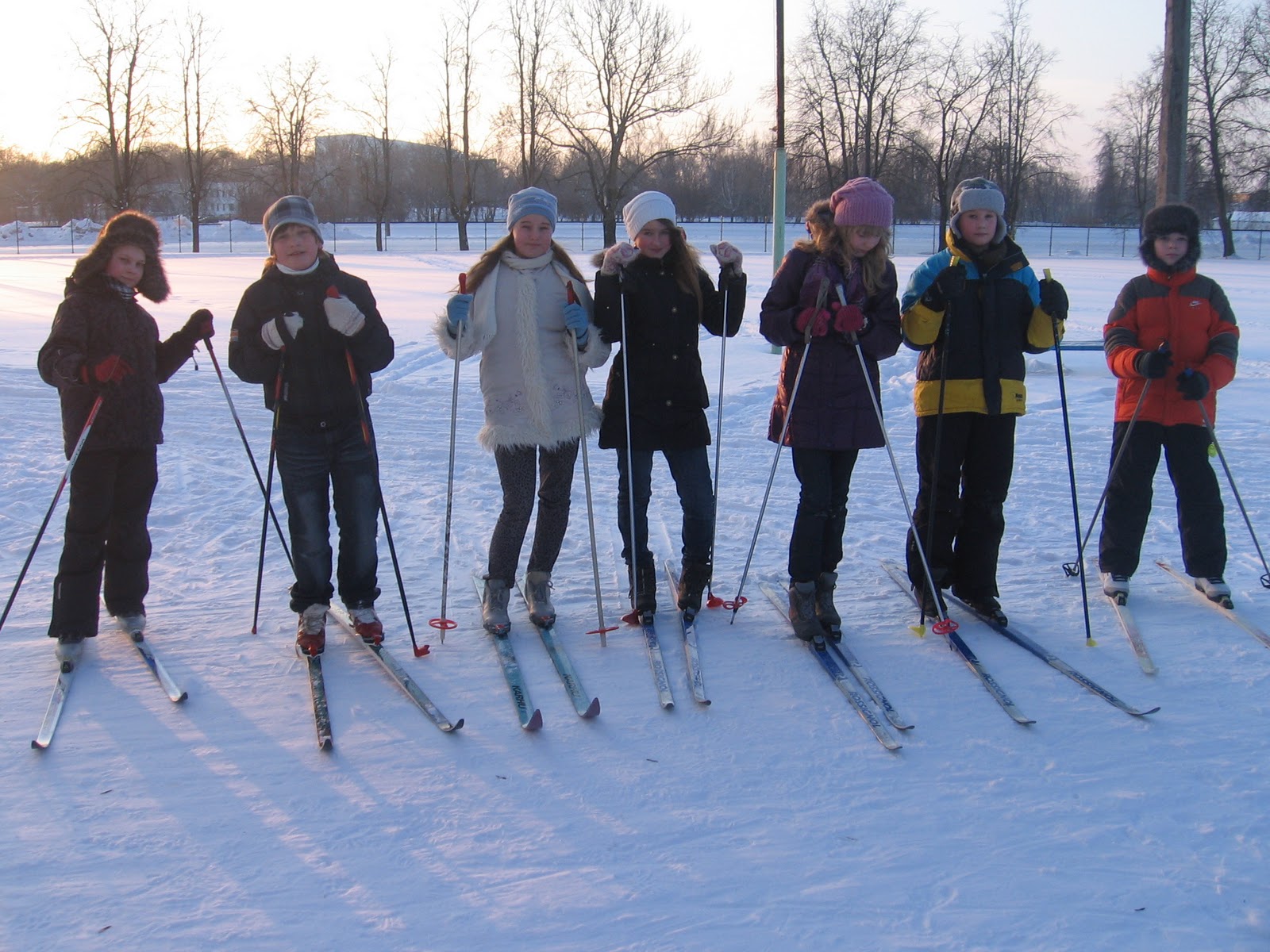 Лыжные уроки в школе. Лыжи в школе. Занятия на лыжах в школе. Физическая культура лыжи. Урок физкультуры на лыжах.