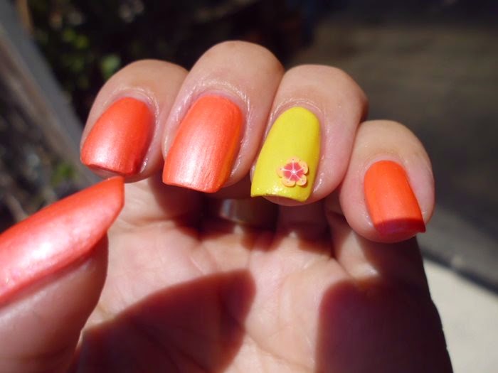 manicura naranja y amarilla