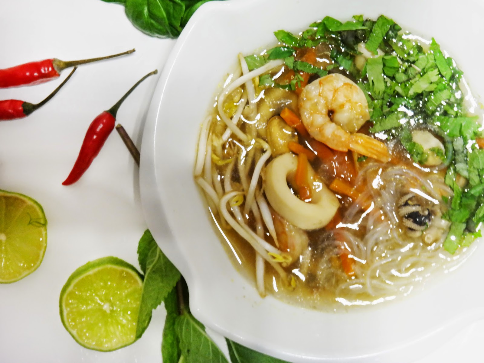 том ям в тайланде. креветочный суп вьетнамский. острый суп с морепродуктами. сливочный рамен с креветками. вьетнамский суп фо.