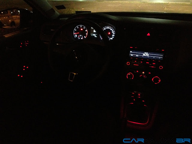 VW Jetta 2013 - interior - painel - iluminação noturna