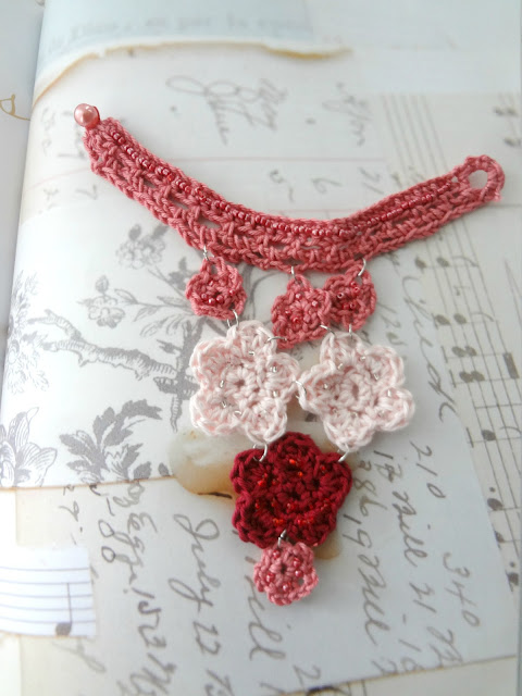 Crochet Hanging Flowers Bracelet - free pattern