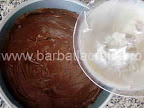 Tort cu ciocolata si blat de biscuiti preparare reteta - intindem bezeaua peste crema