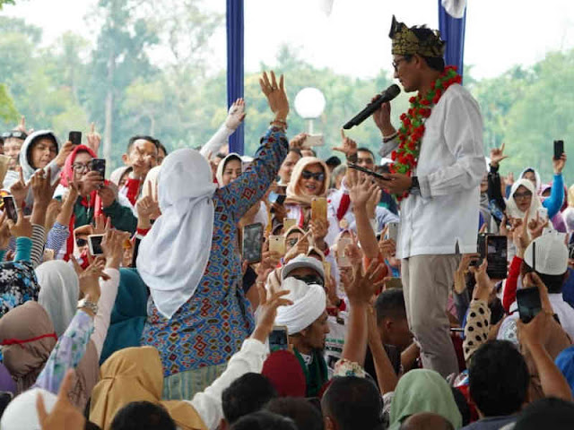Ribuan Orang Sambut Sandiaga Uno di Dumai dan Berdialog dengan Kaum Buruh Ribuan Orang Sambut Sandiaga Uno di Dumai dan Berdialog dengan Kaum Buruh