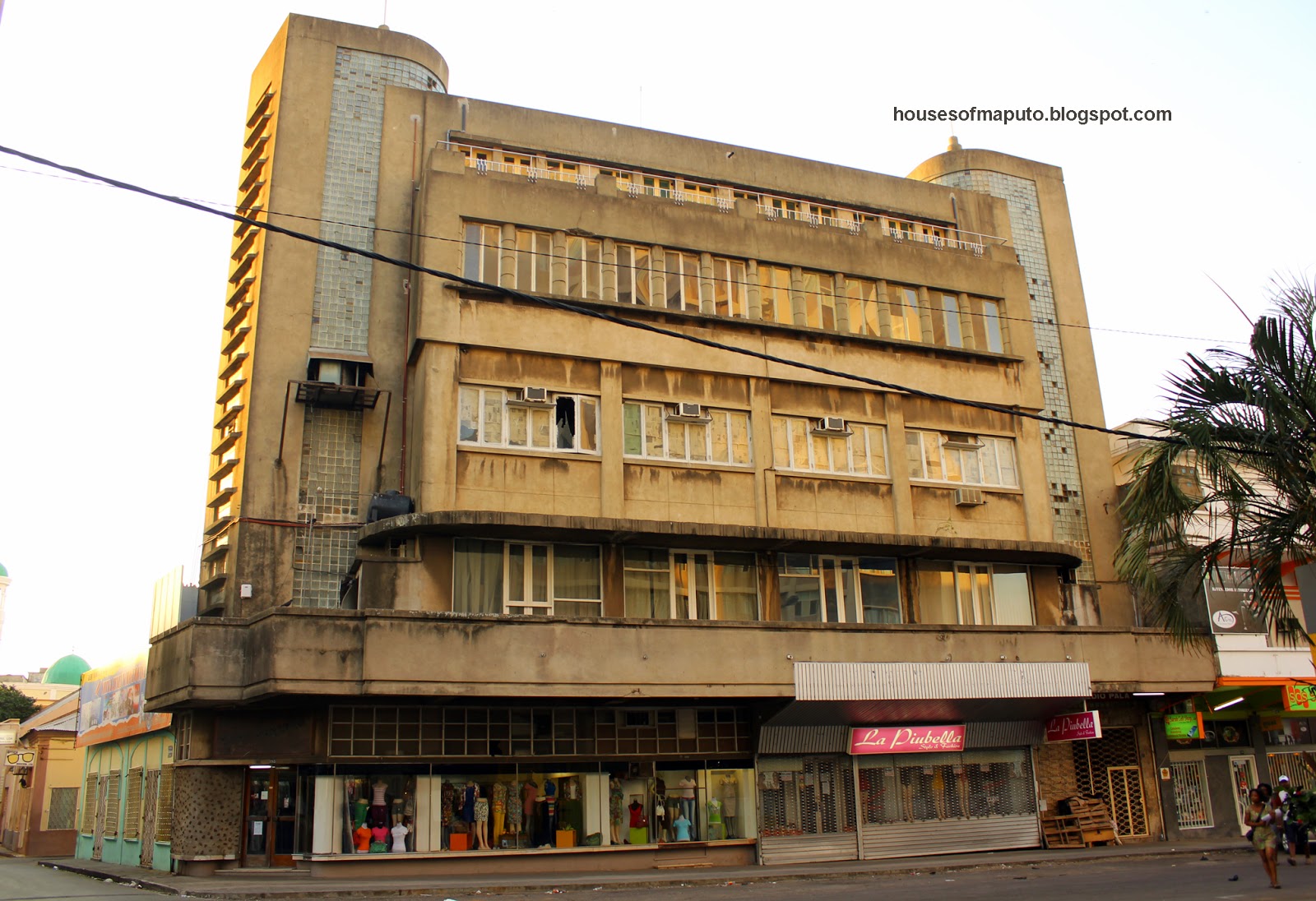 Prédio Art Deco na baixa de Maputo Av Marx de cerca início dos anos 50.