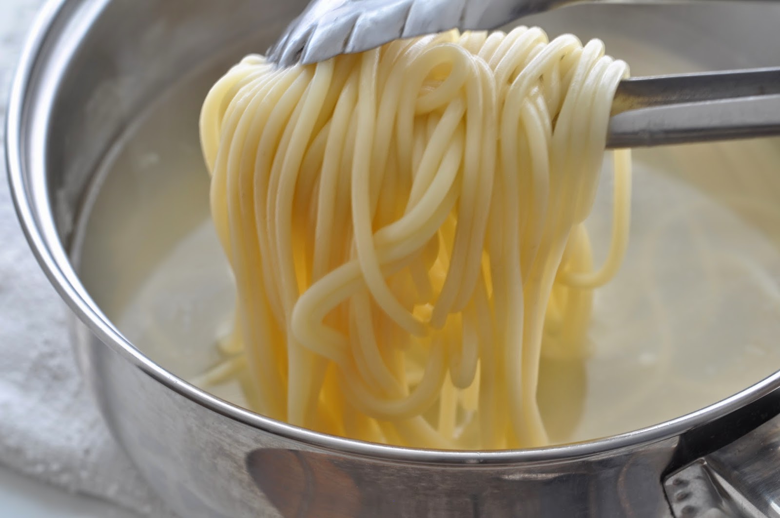 Simple Food: Spaghetti with Fish in Creamy Garlic Sauce