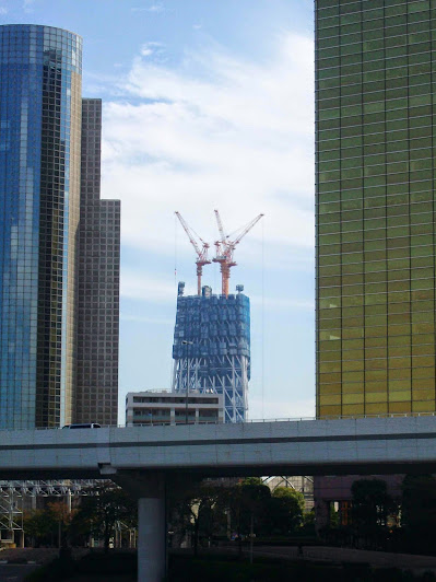吾妻橋から見た建設中(174m)の塔体2