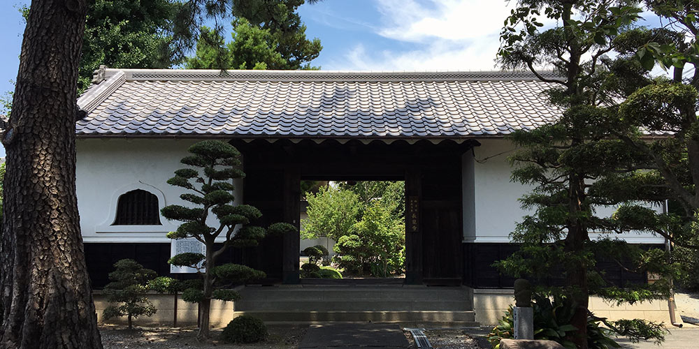 現在長泉寺山門に移設された最後の浜松藩主井上河内守正直下屋敷門(2016年6月26日撮影)