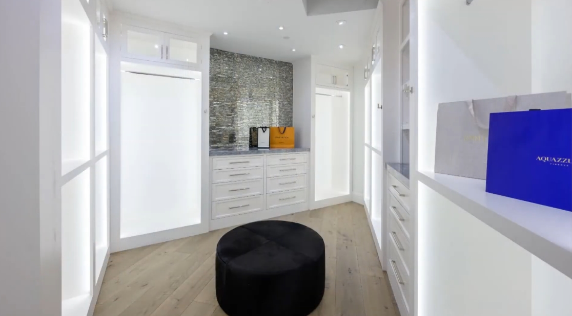 Tour 14023 Aubrey Rd, Beverly Hills, CA vs. 31 Interior Design Photos