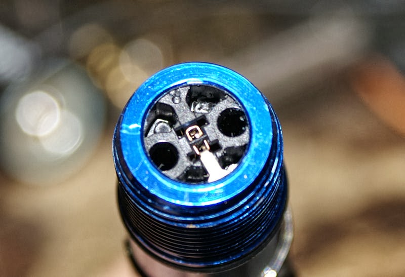 Robert's Tech blog. Removing stuck batteries from a 2 AA Maglite