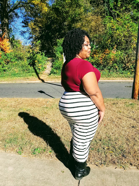 Burgundy t-shirt dress, knotted and striped skirt, black boots, body conscious, thick thighs