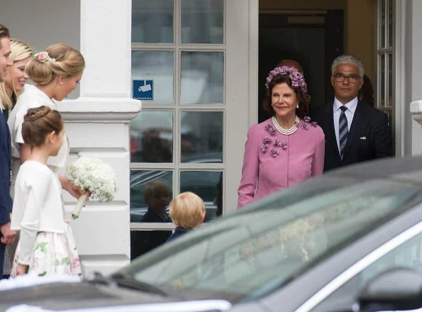 Queen Silvia of Sweden attended a wedding ceremony that held at the Alten Rathaus (Old Town Hall of Bonn) in Bonn, Germany