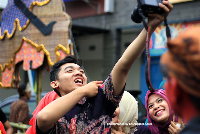 Karnaval menjadi ajang selfie yang menarik. Karnaval menjadi ajang selfie yang menarik.