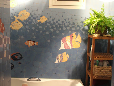Création d'une mosaïque murale artisanale sur commande représentant les fonds marins dans une salle de bains par mosaiste severine peugniez