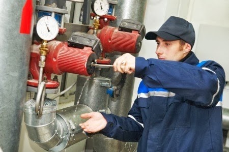 Operario Reparando Bombas de Calefacción Reparación y puesta a punto de bombas de calefacción