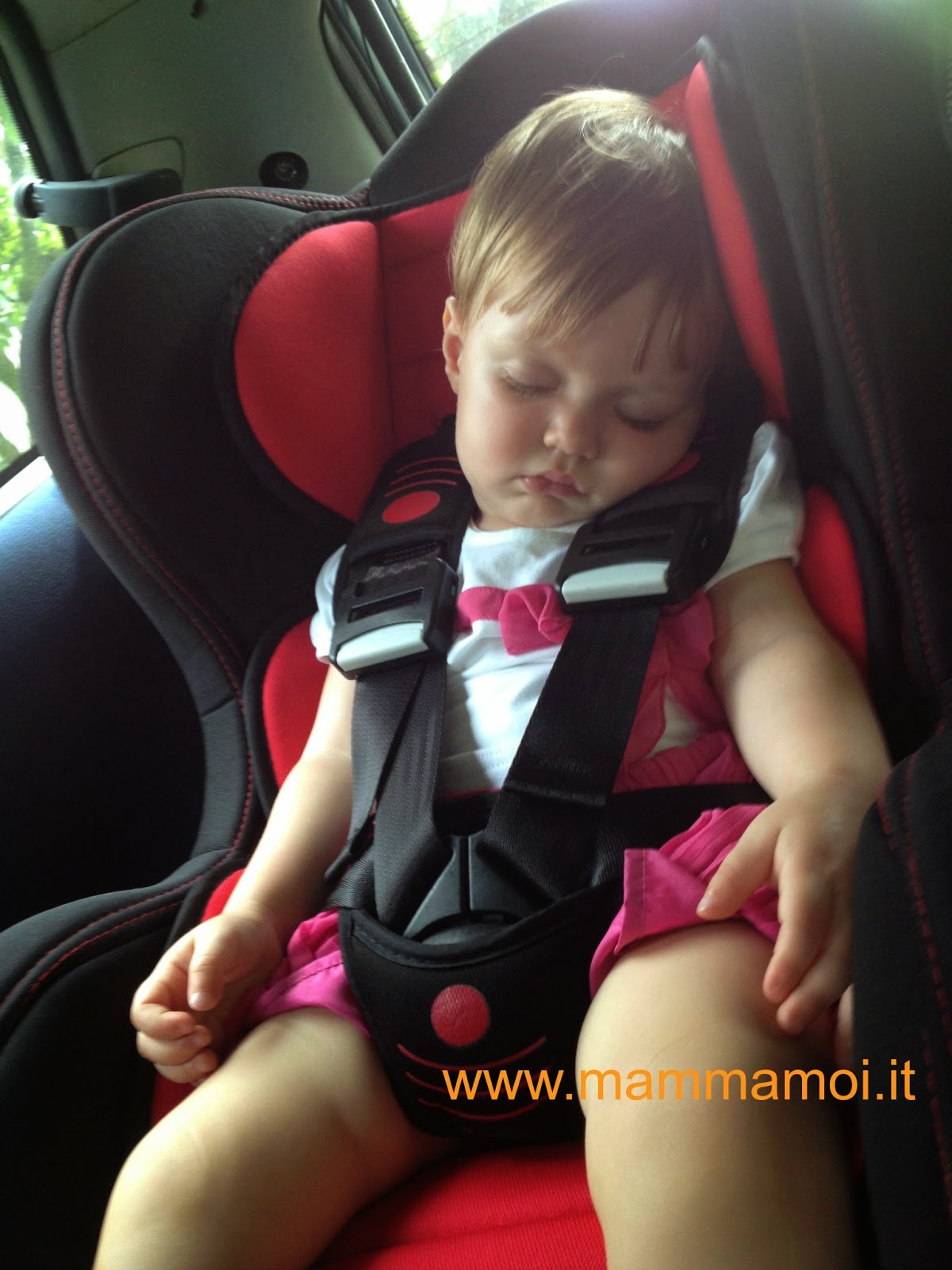 Bambina che dorme su seggiolino auto