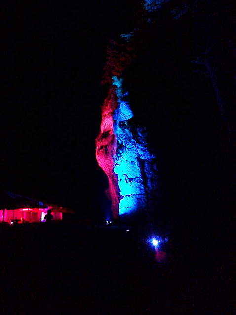 skały nocą podświetlone kolorowymi światłami