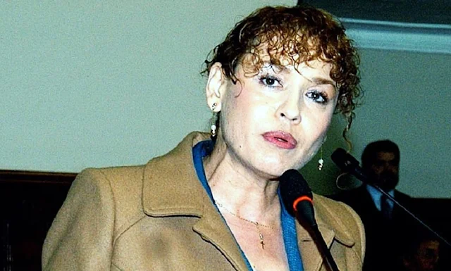 Venegas fue asesora de la legisladora de Fuerza Popular, Karina Beteta, cargo que dejó para ir a trabajar a Ministerio Público, la PNP identificó a Venegas como la persona que retiró cajas con documentos de la oficina lacrada 