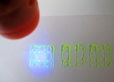 IDO3D UV spotlight drying three square grid pieces.