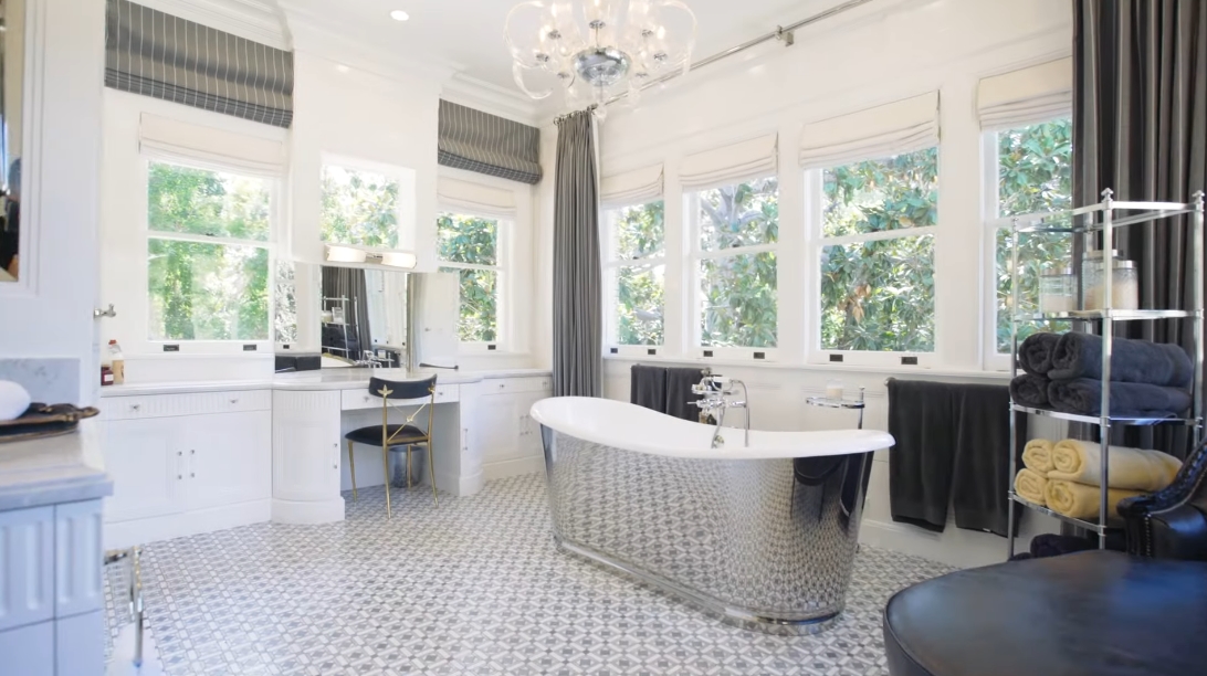 45 Interior Design Photos vs. 601 S Windsor Blvd, Los Angeles Luxury Mansion Tour