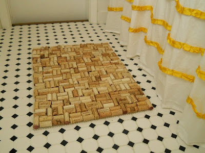 Tapete de saída de banho feito com rolhas de cortiça recicladas DIY