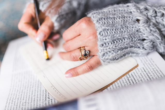 girl wearing rings, girl writing, 25 rzeczy do zrobienia przed 25 urodzinami