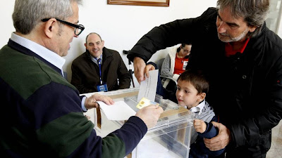 Niño votando