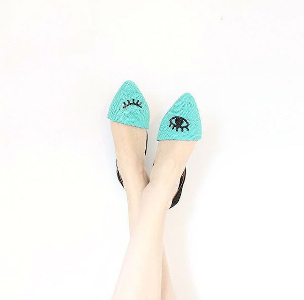 zapatos decorados con cuentas