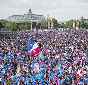Em Paris, milhares protestam contra casamento gay