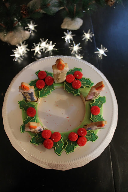 cookie wreath,corona de Adviento,advent candles,candles,corona Navideña,Advent wreath,Christmas decorated cookies, cookie decorating videos, decorated cookies, cookies decorating, advent wreath cookie