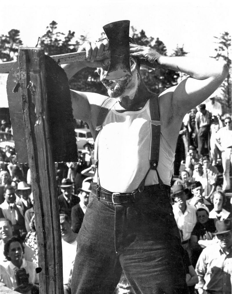 Vintage Photos of Men Shaving Their Faces With Axes From the 1930s and