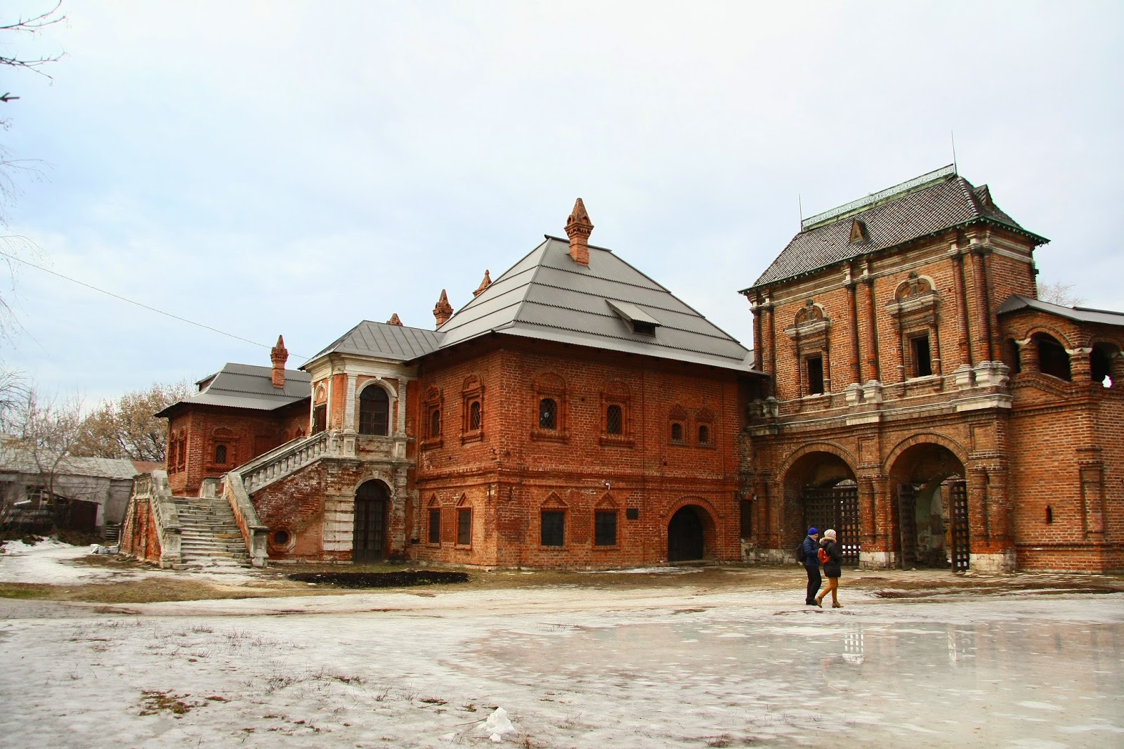 Крутицкое подворье в москве. Патриаршее подворье в москве. Ильинское подворье жилой комплекс. Крутицкое патриаршее подворье, москва, крутицкая улица, 8. Святые ворота крутицкое подворье.