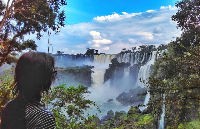 Uma vista na trilha inferior das Cataratas del Iguazú, Argentina.