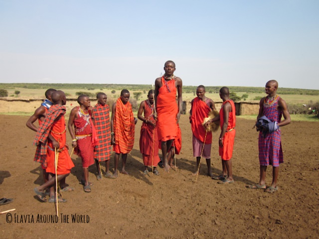 Masai saltando Masai salando en Masai Mara, Kenia