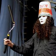 Buckethead con Nunchako Buckethead Manejando el Nunchako