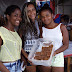 Amanda, Raylla e Larissa vendendo cocadas em Mairi