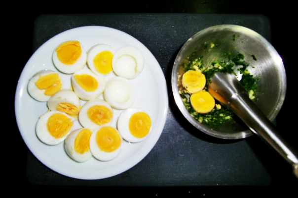 Huevos rellenos en salsa estilo Teresita