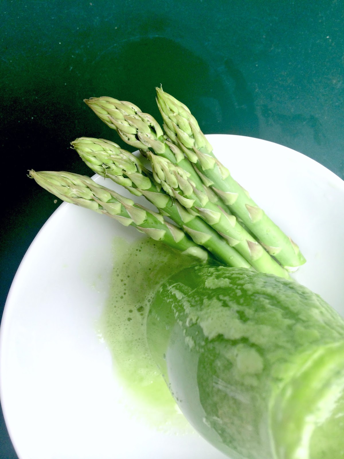 Passionately Raw! Alkalizing Green Asparagus and Cucumber Detox Juice