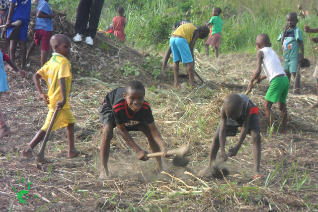 Nella missione in Togo i bambini lavorano la terra
