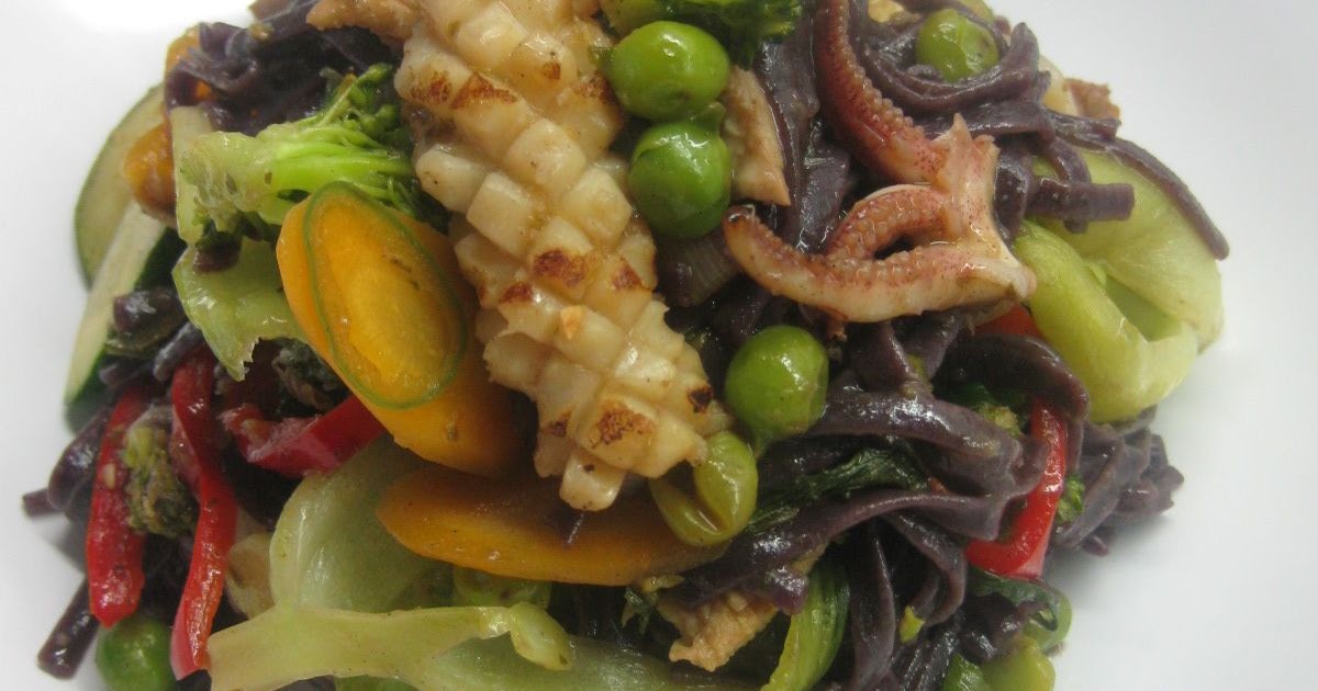 Klidmoster.dk: Lun salat af sorte risnudler med pak choy, kylling ...