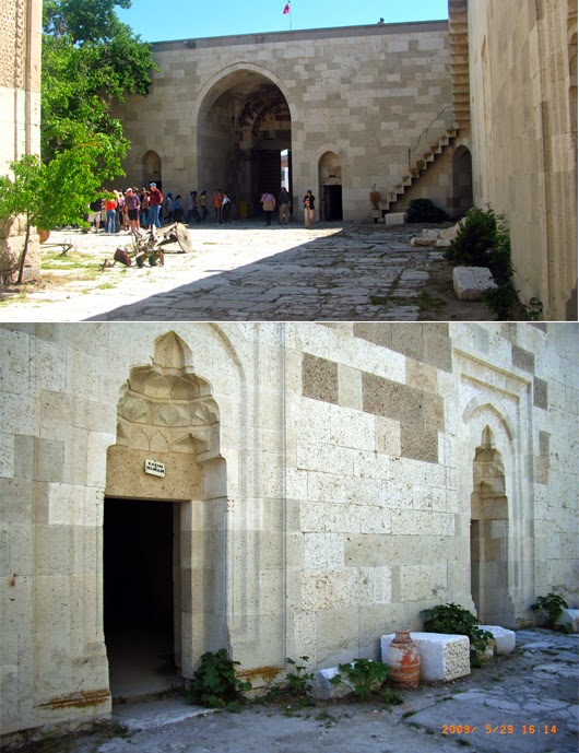 Upper fig.: inside of main gate.  Lower fig.:  entrance of room．