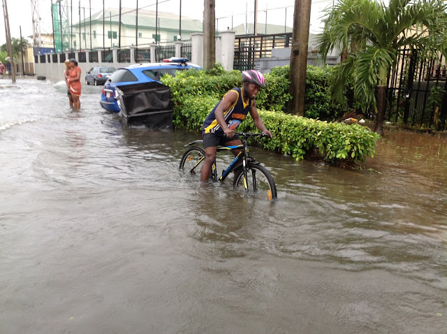 PHOTOS: Flood ‘takes over’ Lekki phase 1