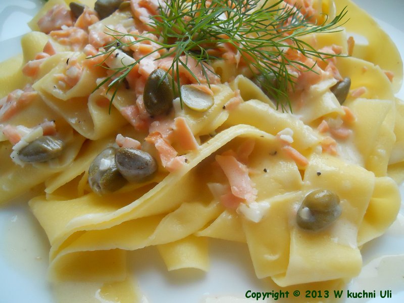 . Makaron pappardelle z łososiem i kaparami w sosie śmietanowym.