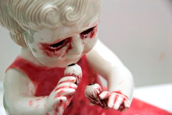 Maria Rubinke esculturas porcelana surreais sangue crianças macabras Arrancando os olhos