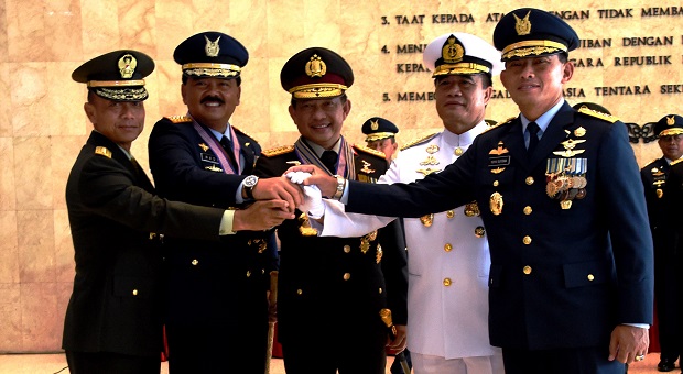 Panglima TNI dan Kapolri Terima Bintang Kehormatan